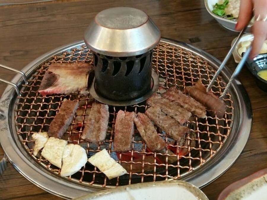 抱川名物の二東カルビは、調味料で下味をつけ一晩寝かした牛肉をくぬぎの炭火で焼く