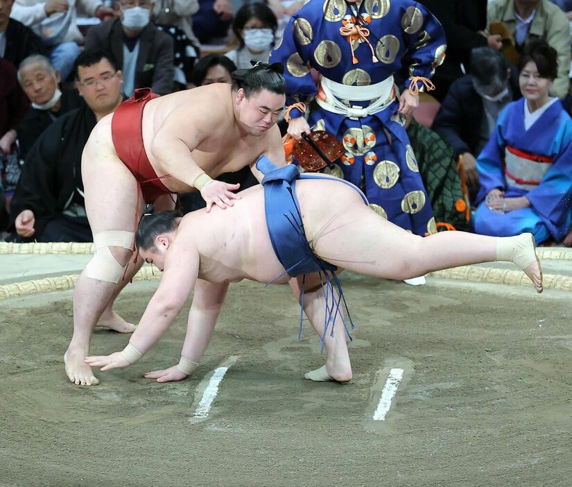 隆の勝（左）がはたき込みで阿武剋を下す（カメラ・豊田　秀一）