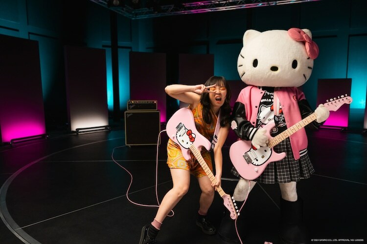 「Fender x Hello Kitty 50th Anniversary Collection」告知動画より。