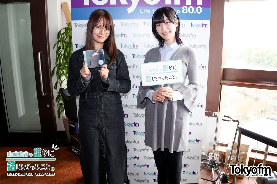 （左から）パーソナリティの山崎怜奈、前島亜美さん