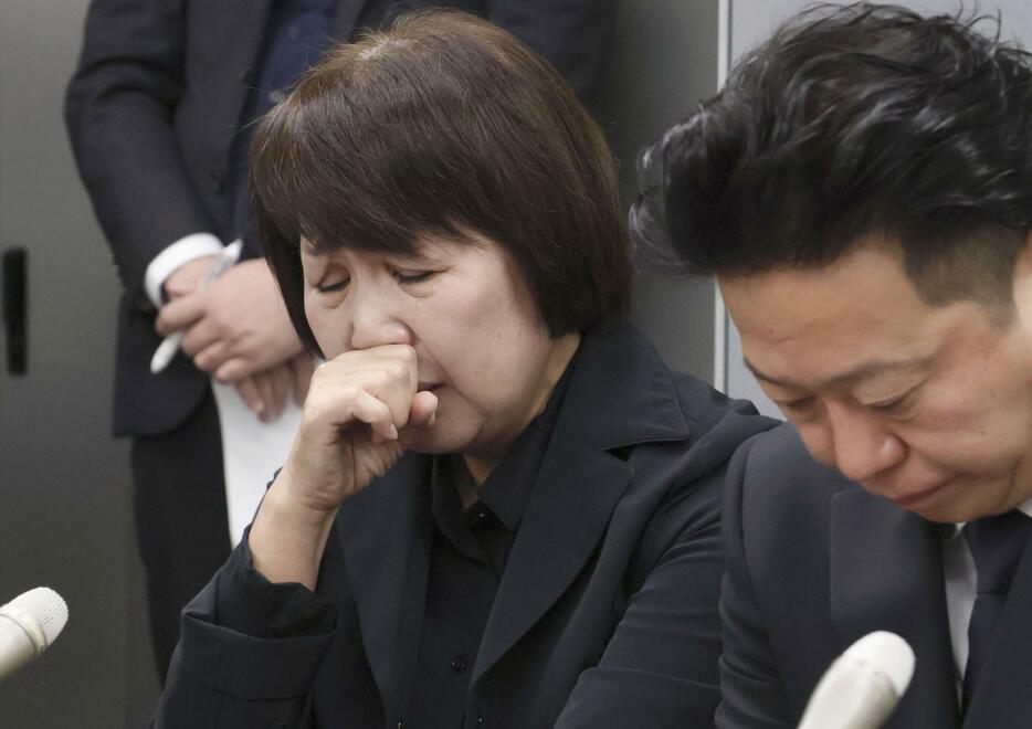 記者会見する「アイグラン保育園拓北」の島田真規子園長（左）ら＝15日午後、札幌市内