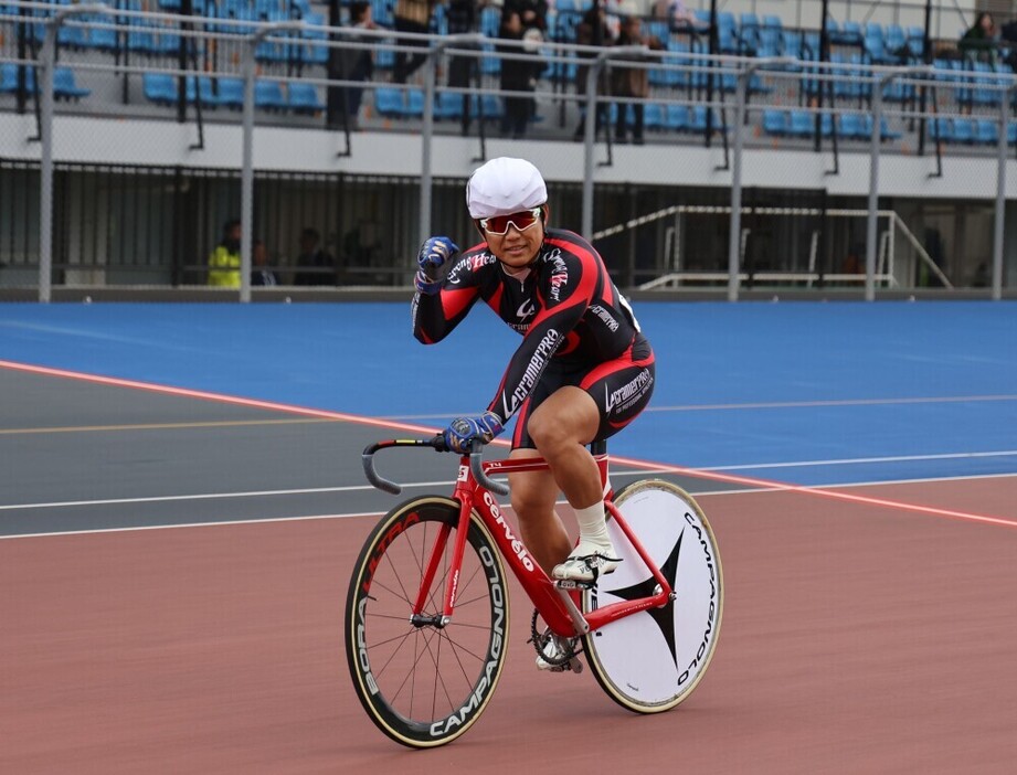 エリミネーションで優勝してガッツポーズする小岩大介