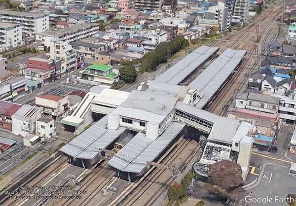 西武拝島線・国分寺線の小川駅（画像：Google Earth）。