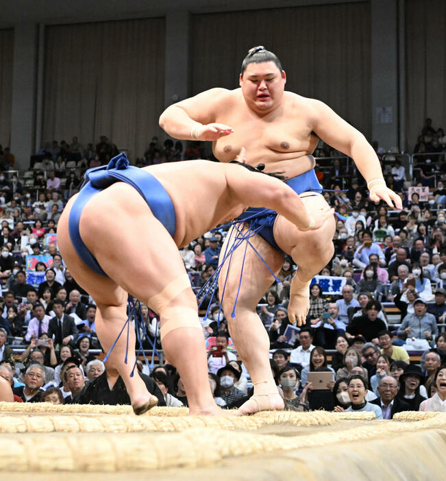 若隆景（左）に押し出しで敗れた大の里（撮影・和賀正仁）