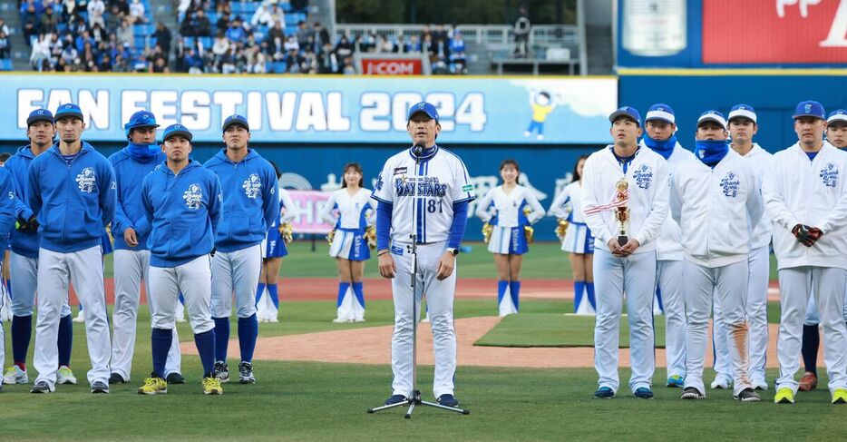 イベントの最後にあいさつする三浦大輔監督（カメラ・堺　恒志）