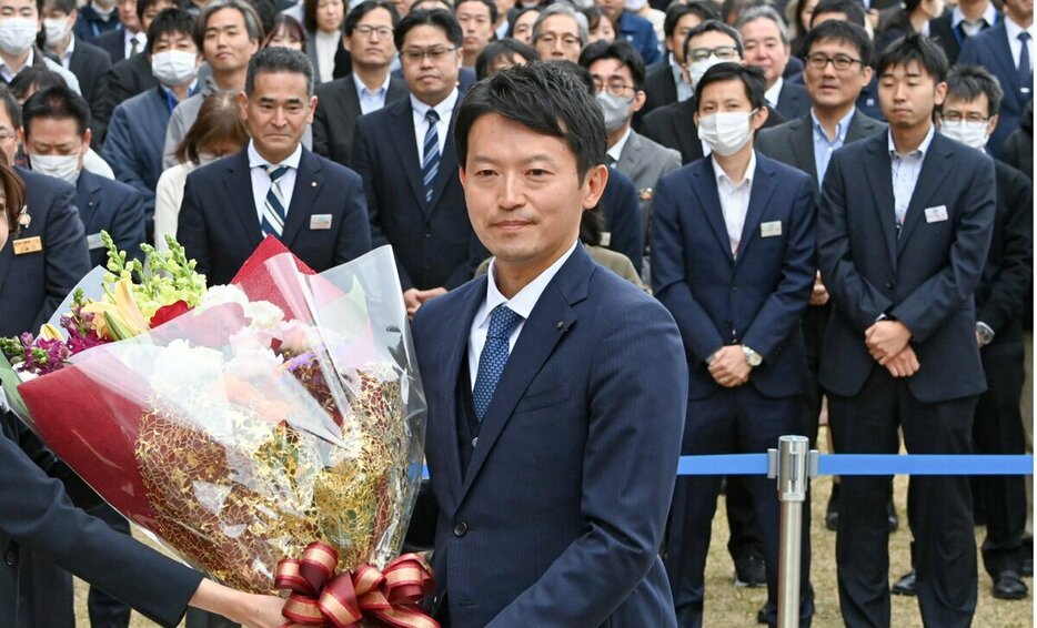 再選後の就任式で、県職員らの前で花束を受け取る斎藤知事