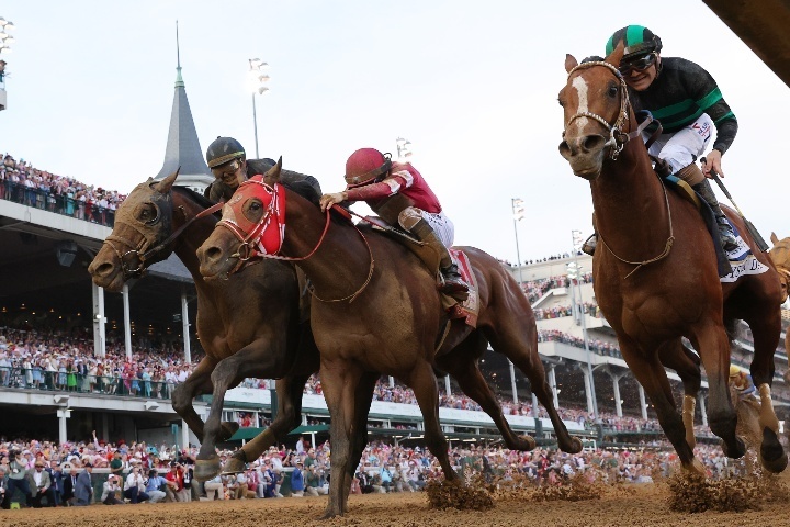 今年5月の米ケンタッキーダービーではフォーエバーヤング（中央）が僅差の3着に入った。BCで日本馬の活躍は如何に。(C)Getty Images