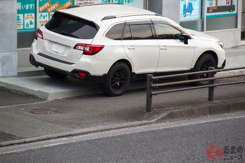 歩道に乗り上げて駐車、違反？ （クレジット :  xiaosan / PIXTA(ピクスタ)）