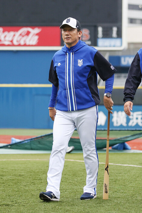 プロ野球の日本シリーズ（７試合制）は２日、横浜スタジアムで予定されていたＤｅＮＡ―ソフトバンク第６戦が雨天中止となり、３日に順延された。写真は練習を終え、引き揚げるＤｅＮＡの三浦監督＝２日、横浜