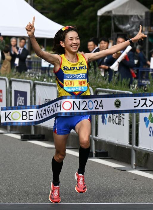 女子のトップでフィニッシュした小川那月＝神戸市中央区のポートアイランド（撮影・風斗雅博）