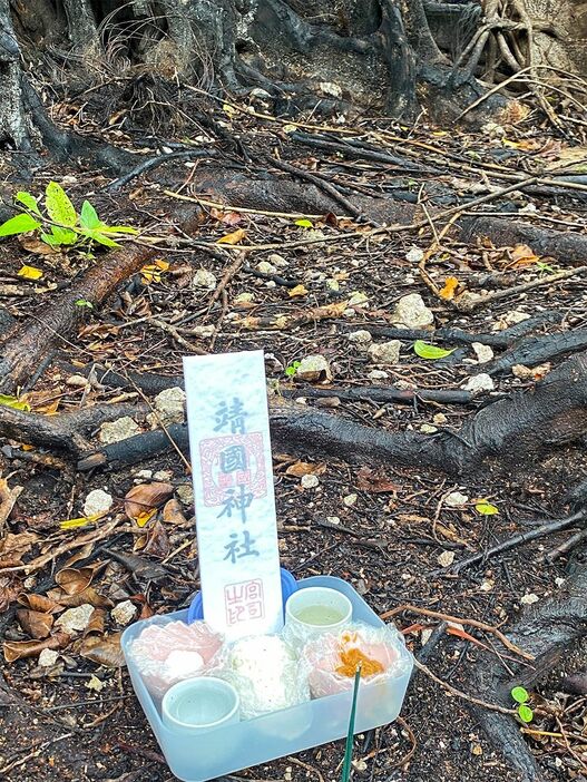 集団墓地と思われる場所には靖国神社のお札が祭られていた（撮影：ジュリアン・ライオール）