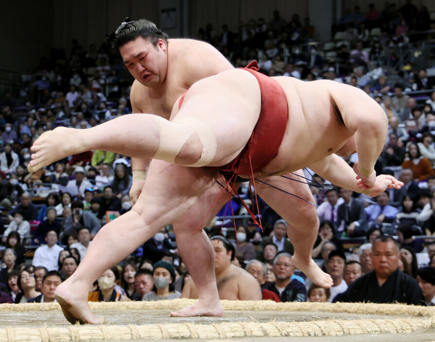 大相撲九州場所６日目。豪ノ山（奥）は引き落としで隆の勝を破る＝１５日、福岡国際センター