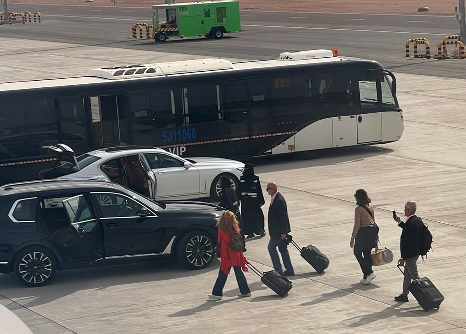 ▲ アルウラ空港内にて。こんなところまで送迎車が⁉