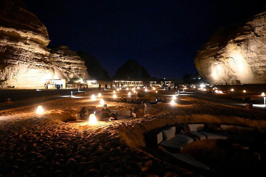 ▲ エレファント・ロックは夜にはカフェに。シートは地面を掘ったサスティナブルなスタイルです