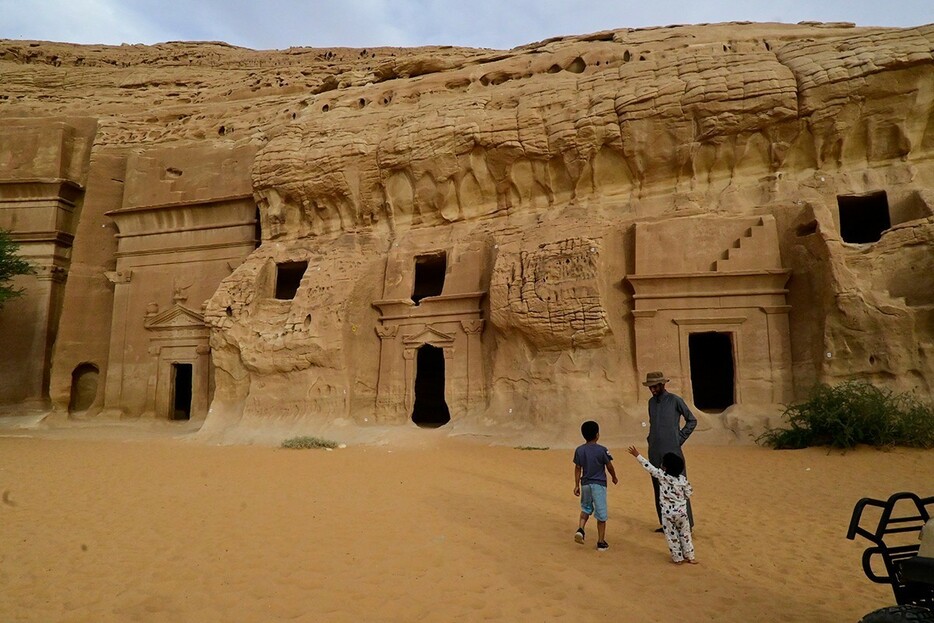 ▲ 111の墳墓が残るヘグラの考古遺跡。地元の親子連れの姿も