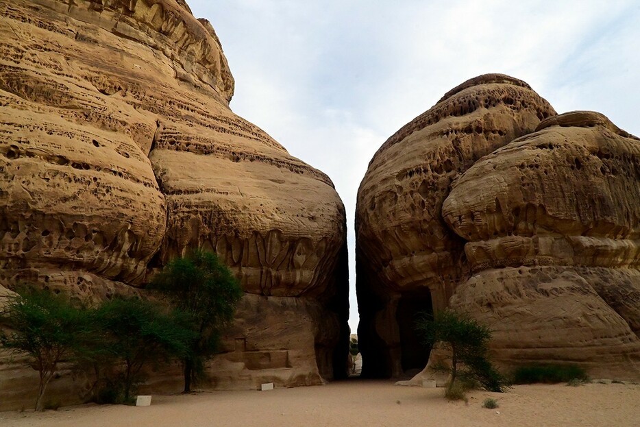 ▲ ジャバル・イスリブ。2つの岩の狭い隙間は神聖な場所