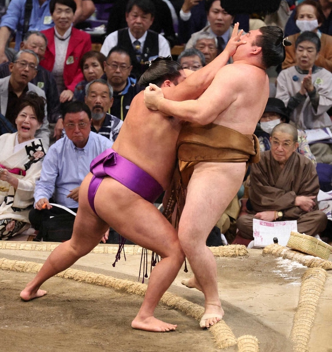 ＜大相撲九州場所8日目＞竜電（右）を押し出す尊富士（撮影・成瀬　徹）