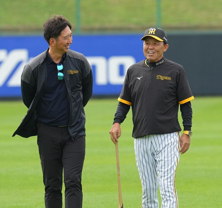 今年2月、沖縄・宜野座キャンプで話し込む岡田前監督と藤川氏。「アレ」から時が流れた