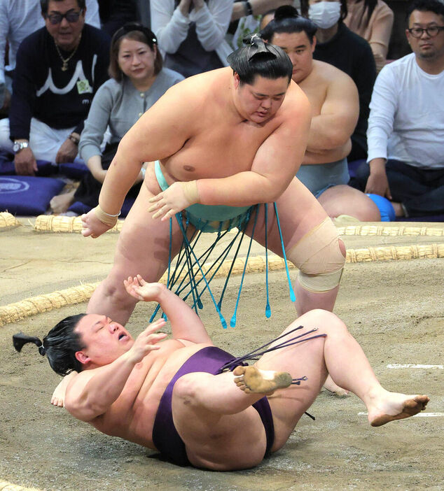 美ノ海（下）を上手ひねりで下した琴桜（カメラ・朝田　秀司）