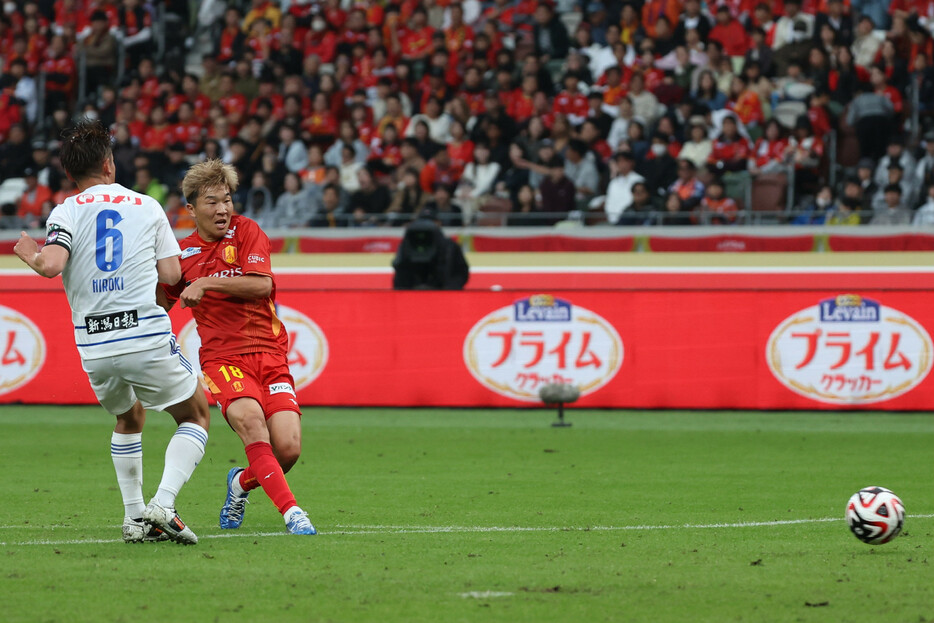 ルヴァン杯サッカー・名古屋―新潟。前半、先制ゴールを決める名古屋の永井（右）＝２日、東京・国立競技場