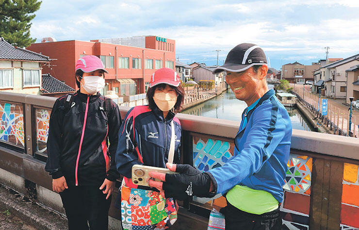 神楽橋で写真を撮る参加者