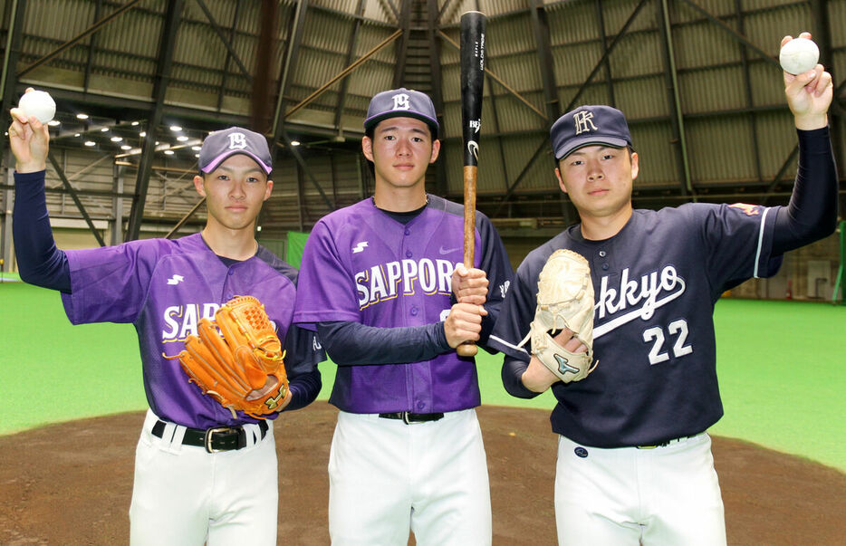 全日本大学準硬式野球東西対抗甲子園大会に出場する（左から）札幌大・藤原、後藤、道教大釧路・下谷