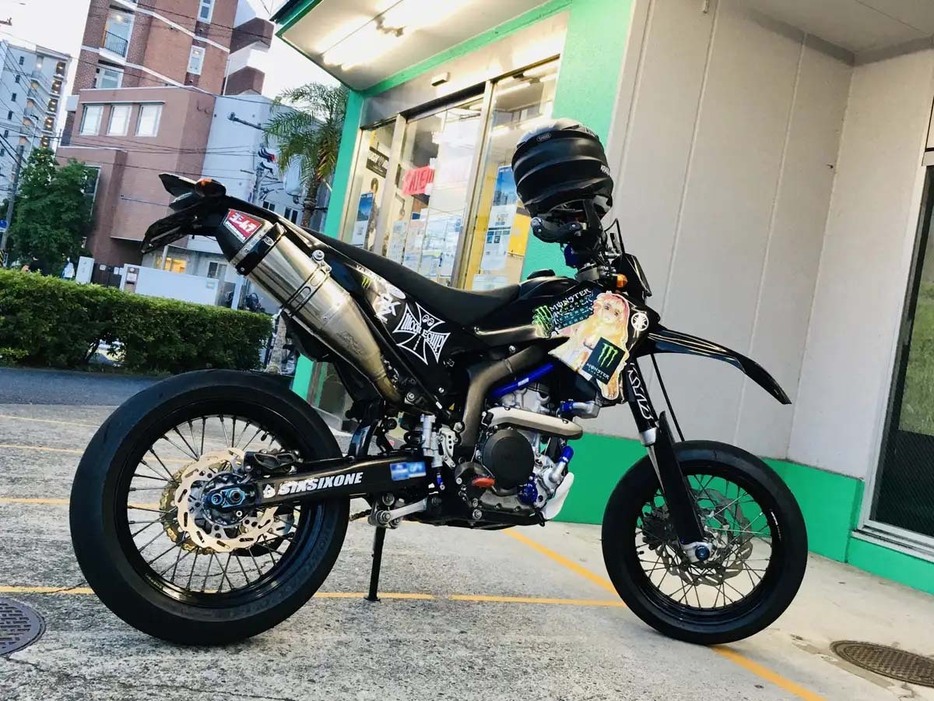 オフロードバイクにもいろいろありますが、外装にはプラスチックが使われていることが多いです