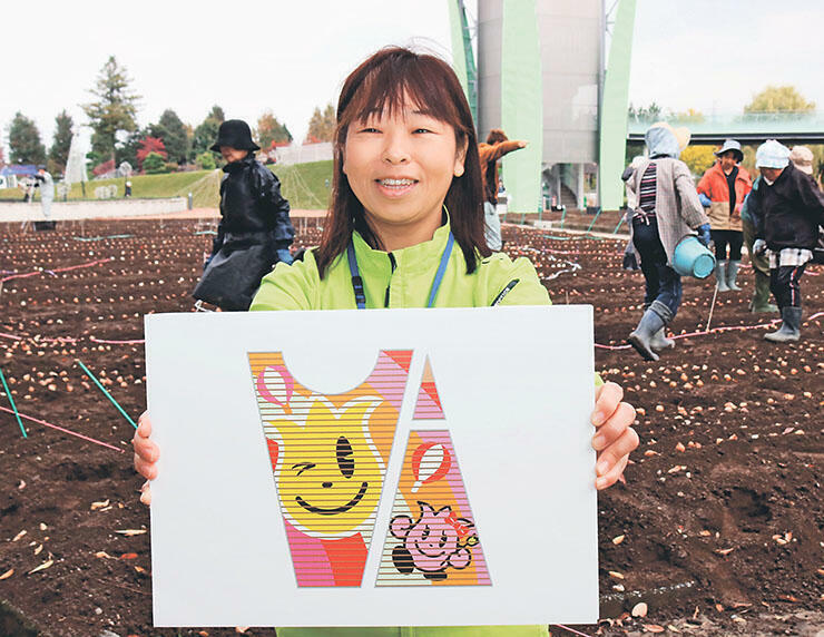 大花壇のデザインを発表する三上さん=砺波チューリップ公園