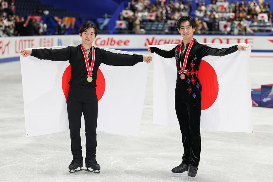 フィギュアスケートのグランプリシリーズ、ＮＨＫ杯が９日、東京・国立代々木競技場で行われ、男子は鍵山優真（左）が優勝、壺井達也（右）が３位に入った。