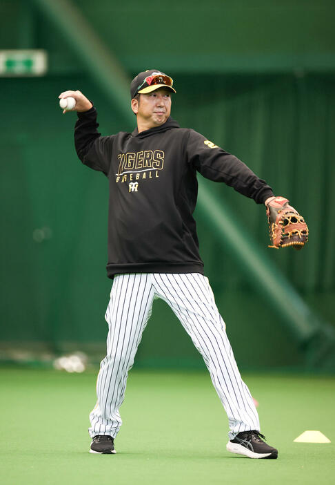 室内練習場でキャッチボールする阪神藤川監督（撮影・前田充）