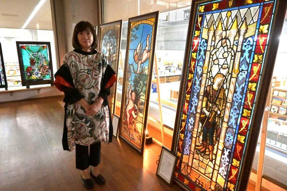 幻想的な空間をつくるステンドグラスの作品展=日立市幸町