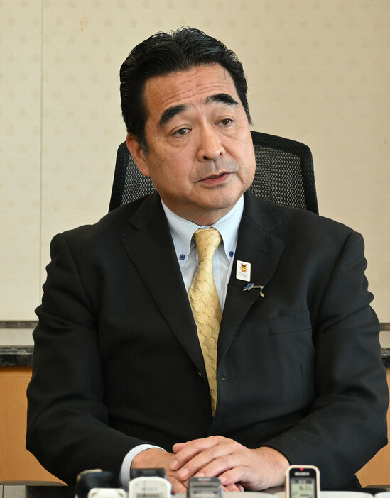 インタビューに応じる坂井学国家公安委員長＝３１日午後、東京都千代田区