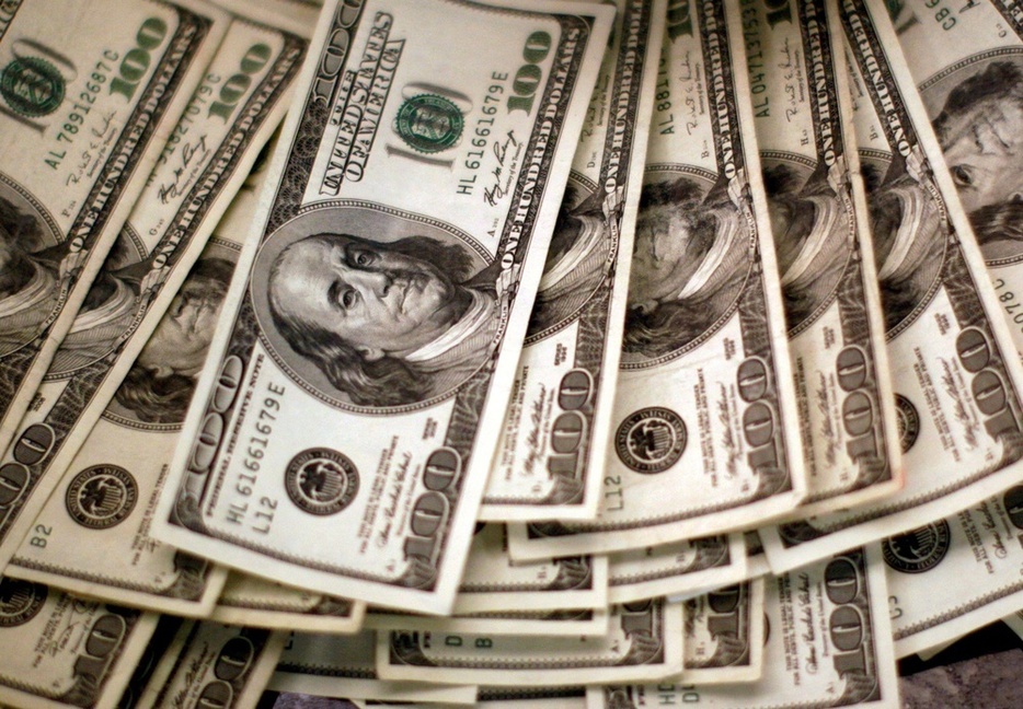 米ドル紙幣＝2009年11月（ロイター＝共同）