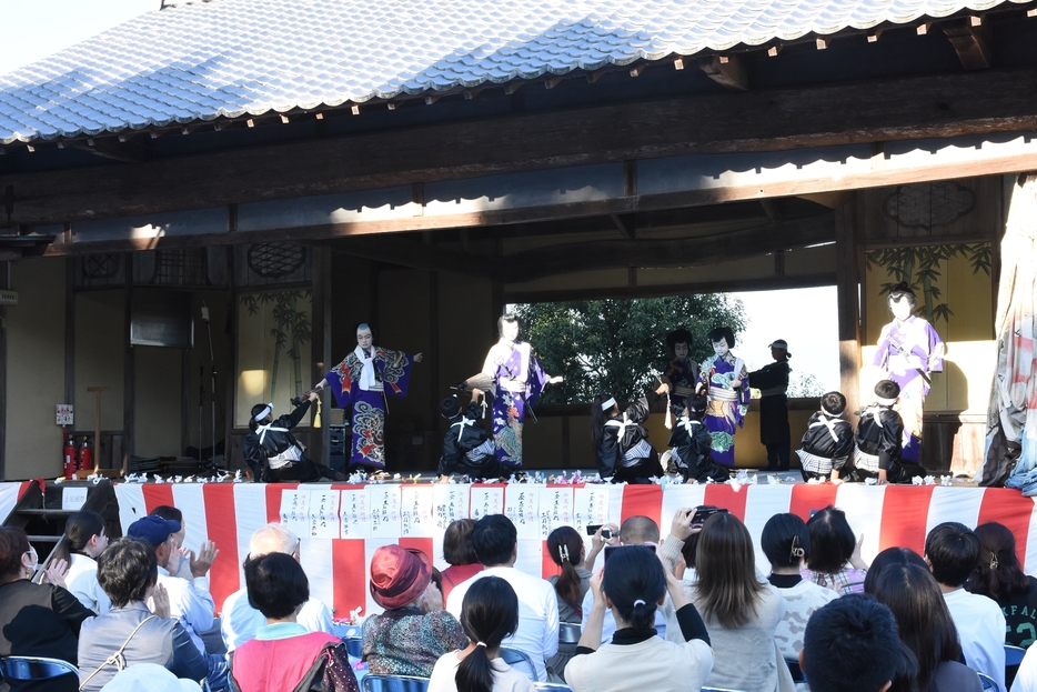 「弁天娘女男白波」を力強く踊る子どもたち=岡山県津山市で