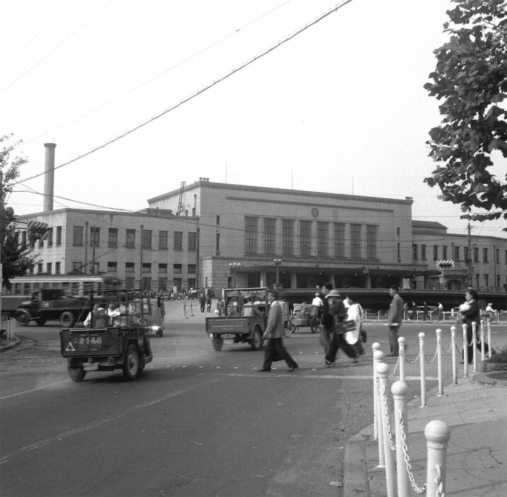 1951（昭和26）年。自動車が走っている。鉄道博物館所蔵