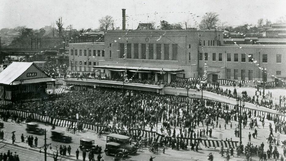 1932（昭和7）年、駅前広場で開催された新駅舎落成祝賀式典。出典：鹿島建設株式会社