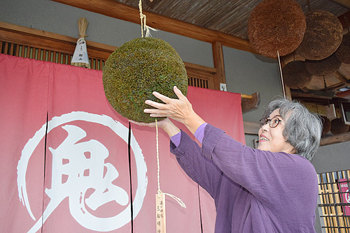 杉玉を取り付ける佐藤さん