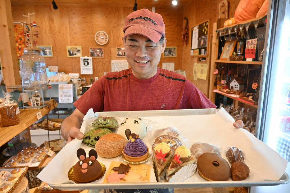 児童のイラストをもとに商品化された菓子やパン＝富士市今泉の小麦畑松林堂