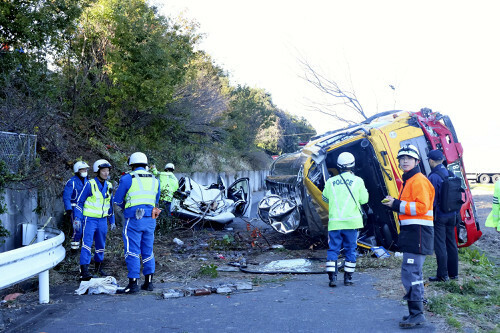 高速道路から転落したタンクローリと、下敷きになった乗用車（１９日午後２時５３分、群馬県高崎市で）＝窪田陸撮影