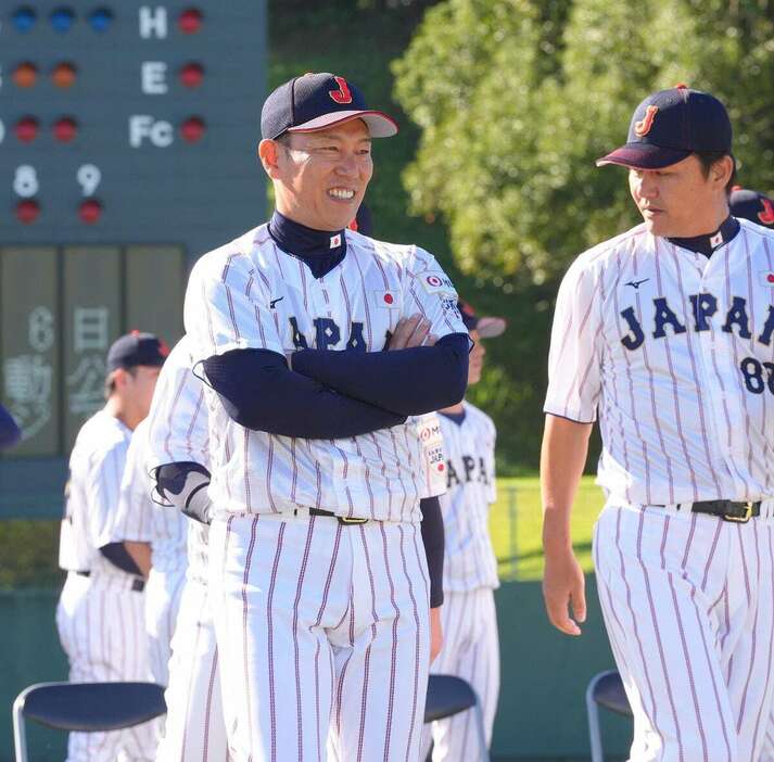 練習前に集合写真の撮影を行った井端弘和監督＝清武総合運動公園（撮影・松永渉平)