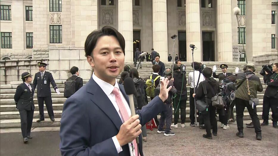 初登院の議員を取材する八木隆太郎フィールドキャスター