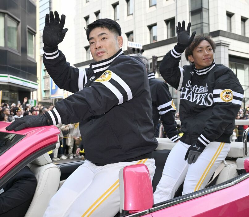 ソフトバンクの近藤（左）と今宮