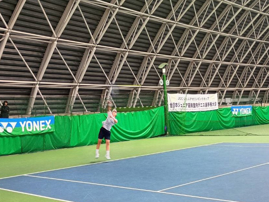 「JOCジュニアオリンピックカップ第45回全日本ジュニア選抜室内テニス選手権大会」（兵庫・ブルボンビーンズドーム）の1次リーグCブロックで2連勝を飾った井手葵（沖縄尚学高校）（写真提供◎関西テニス協会）