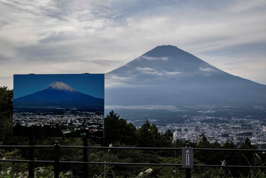 富士山（標高3776メートル）を望める見晴らし台に設置された冠雪した富士山の看板。静岡県御殿場市で（2024年10月31日撮影）。【翻訳編集】 AFPBB News