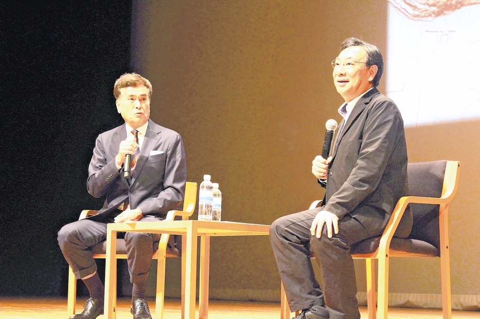 山城の魅力を語り合う（左から）石原さんと千田さん（島根県益田市で）