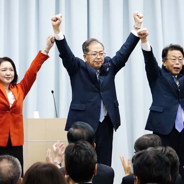 公明党臨時大会で拍手に応える斉藤鉄夫新代表（中央）ら（Ｃ）共同通信社