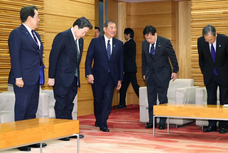 閣議に臨む石破茂首相（中央）ら＝2024年10月29日、首相官邸 - 写真＝時事通信フォト