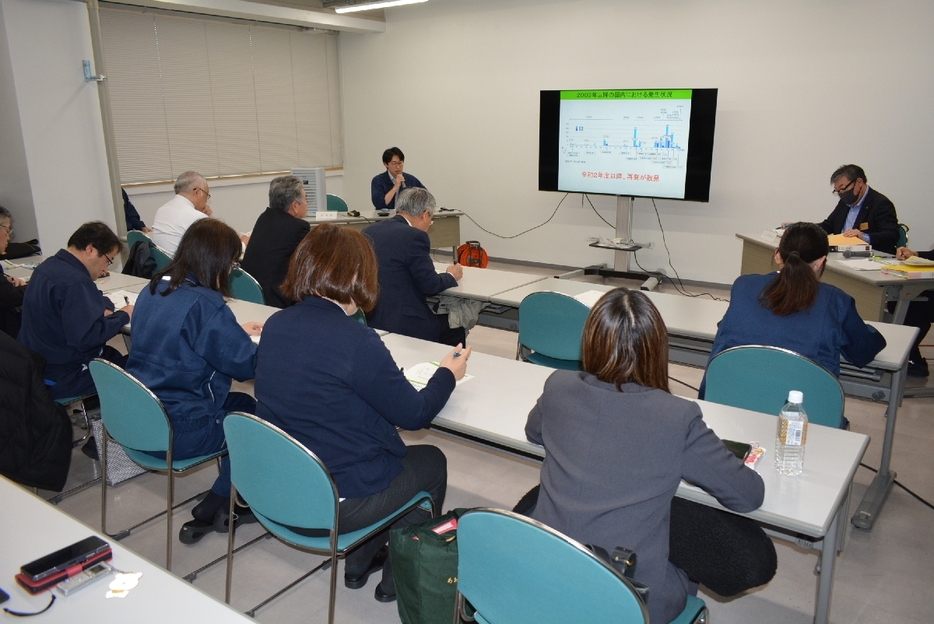 鳥インフルエンザの発生防止に向けた対策などを確認する関係者＝29日、青森県庁