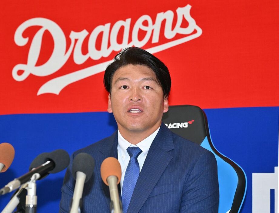 記者会見する小池正晃打撃部門担当コーチ