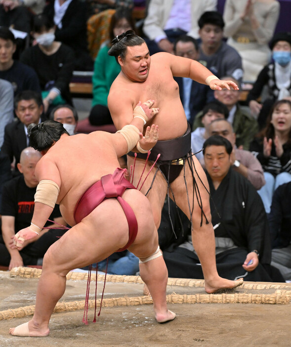 大相撲九州場所８日目。霧島（右）は大栄翔に押し出しで敗れる＝１７日、福岡国際センター